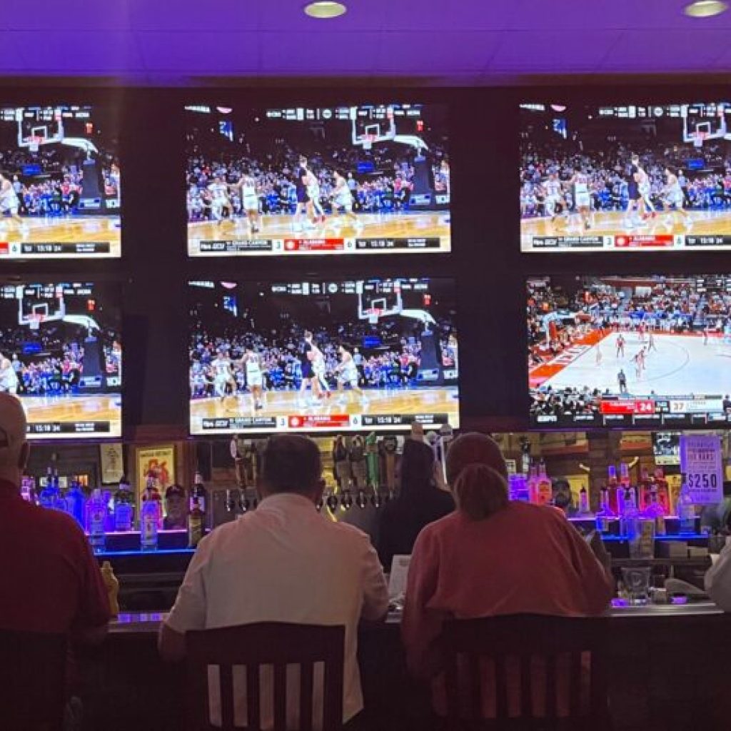Fans in Tuscaloosa watch the Tide clinch Sweet 16 berth Fans in Tuscaloosa watch the Tide clinch Sweet 16 berth