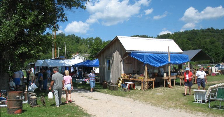 Back for more: The World’s Longest Yard Sale hits the highway Back for more: The World’s Longest Yard Sale hits the highway