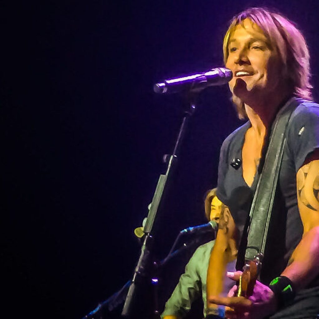 Keith Urban plays surprise show at Athens Buc-ee’s Keith Urban plays surprise show at Athens Buc-ee’s