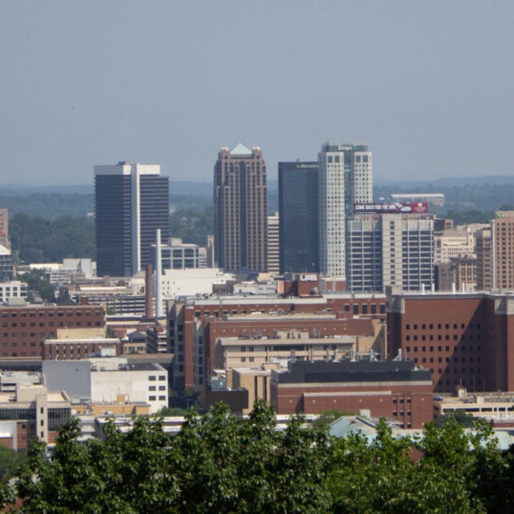 Alabama unemployment drops below 3% for first time in over a year Alabama unemployment drops below 3% for first time in over a year