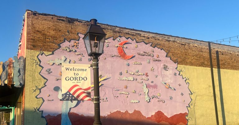 Explore the community-based town of Gordo Explore the community-based town of Gordo