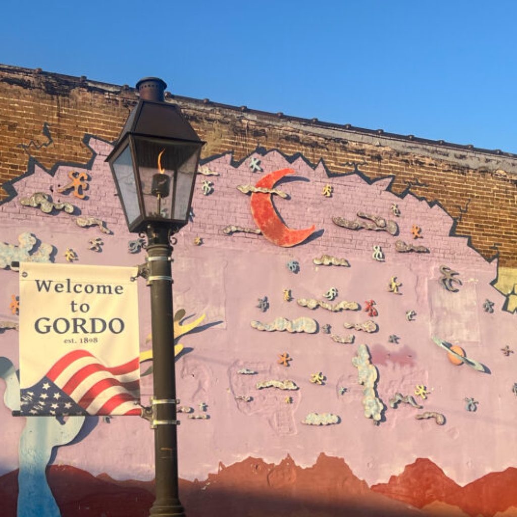 Explore the community-based town of Gordo Explore the community-based town of Gordo