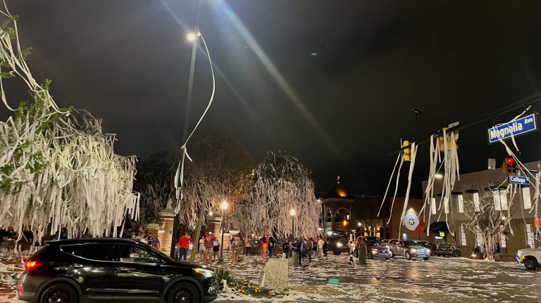 Auburn community covers Toomer’s Corner to celebrate Final Four berth Auburn community covers Toomer’s Corner to celebrate Final Four berth