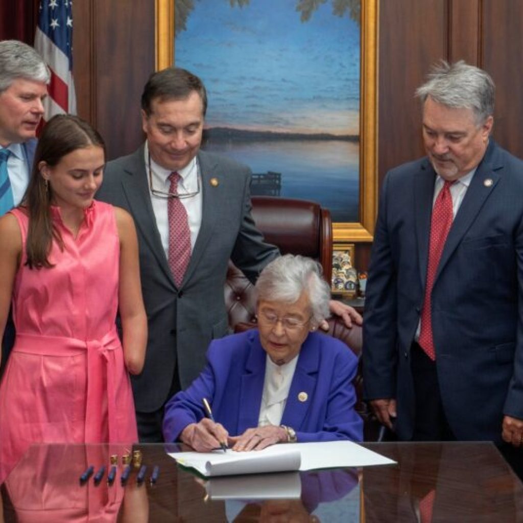 Governor Ivey signs Lulu’s Law for shark attack alerts Governor Ivey signs Lulu’s Law for shark attack alerts