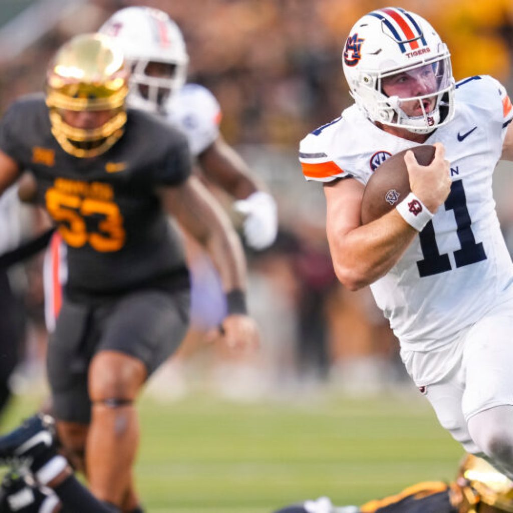 Auburn remains just outside Top 25; Alabama continues streak but falls to No. 21 Auburn remains just outside Top 25; Alabama continues streak but falls to No. 21