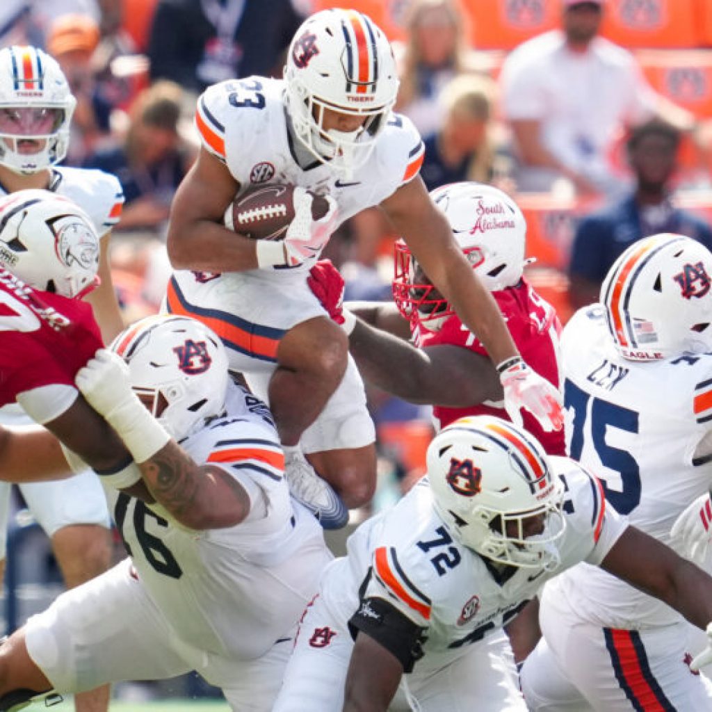 Alabama, Auburn move up in AP rankings; 11 SEC teams in Top 25 Alabama, Auburn move up in AP rankings; 11 SEC teams in Top 25