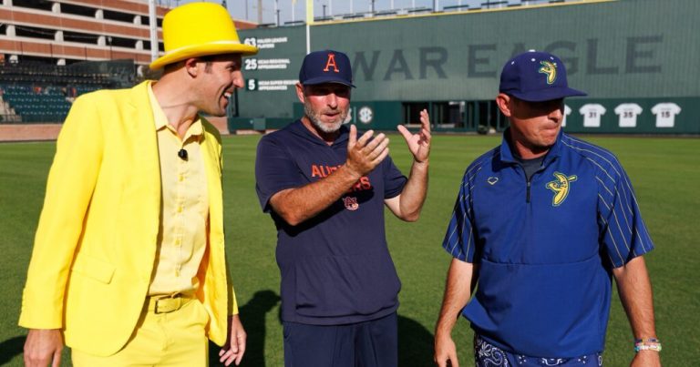 Savannah Bananas take on Auburn, sell out Plainsman Park Savannah Bananas take on Auburn, sell out Plainsman Park