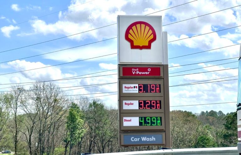 Alabama’s average gas price drops 40 cents in a month Alabama’s average gas price drops 40 cents in a month
