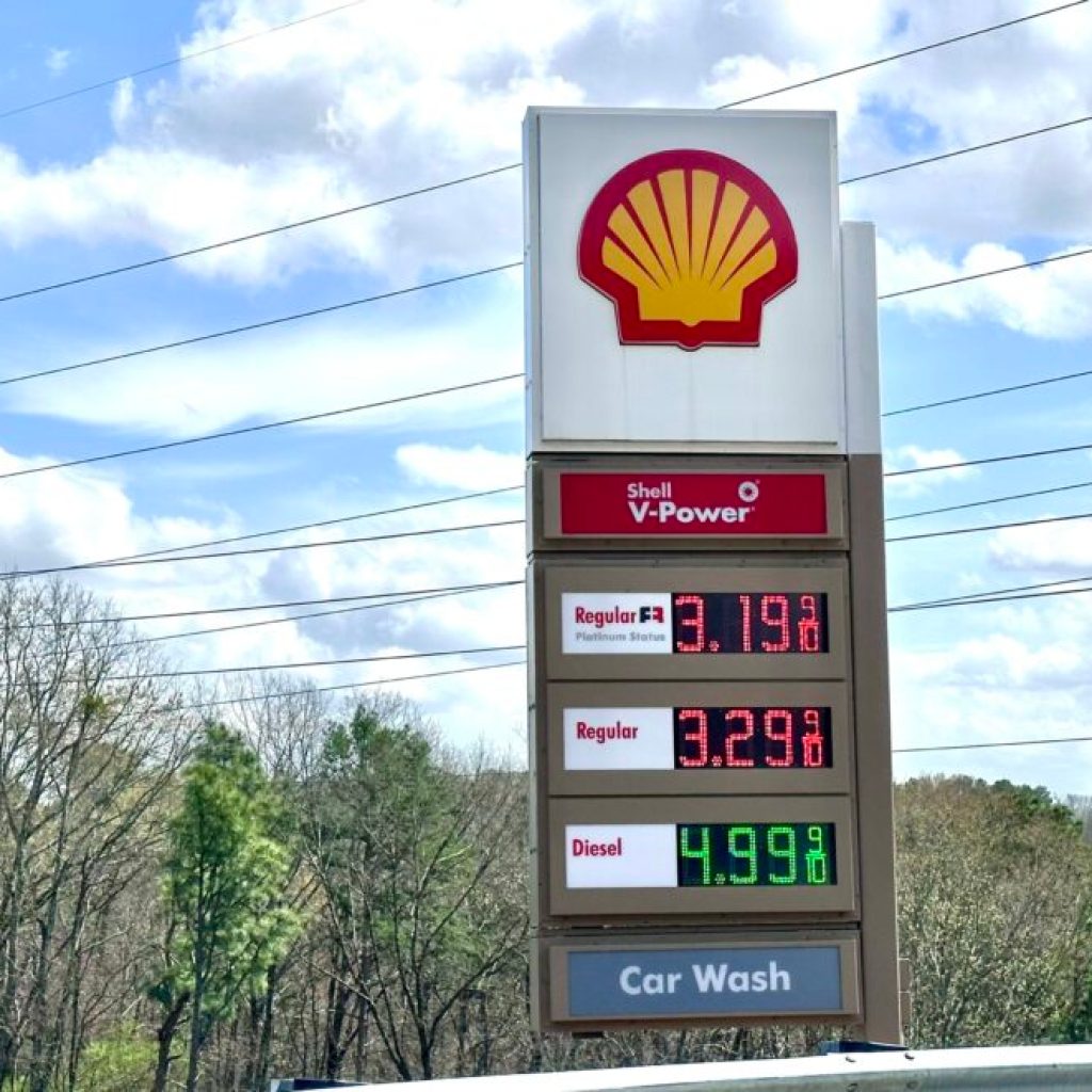 Alabama’s average gas price drops 40 cents in a month Alabama’s average gas price drops 40 cents in a month