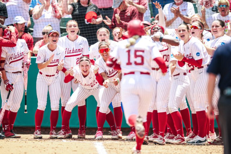 No. 1 Alabama softball advances to super regional, set to host LSU No. 1 Alabama softball advances to super regional, set to host LSU