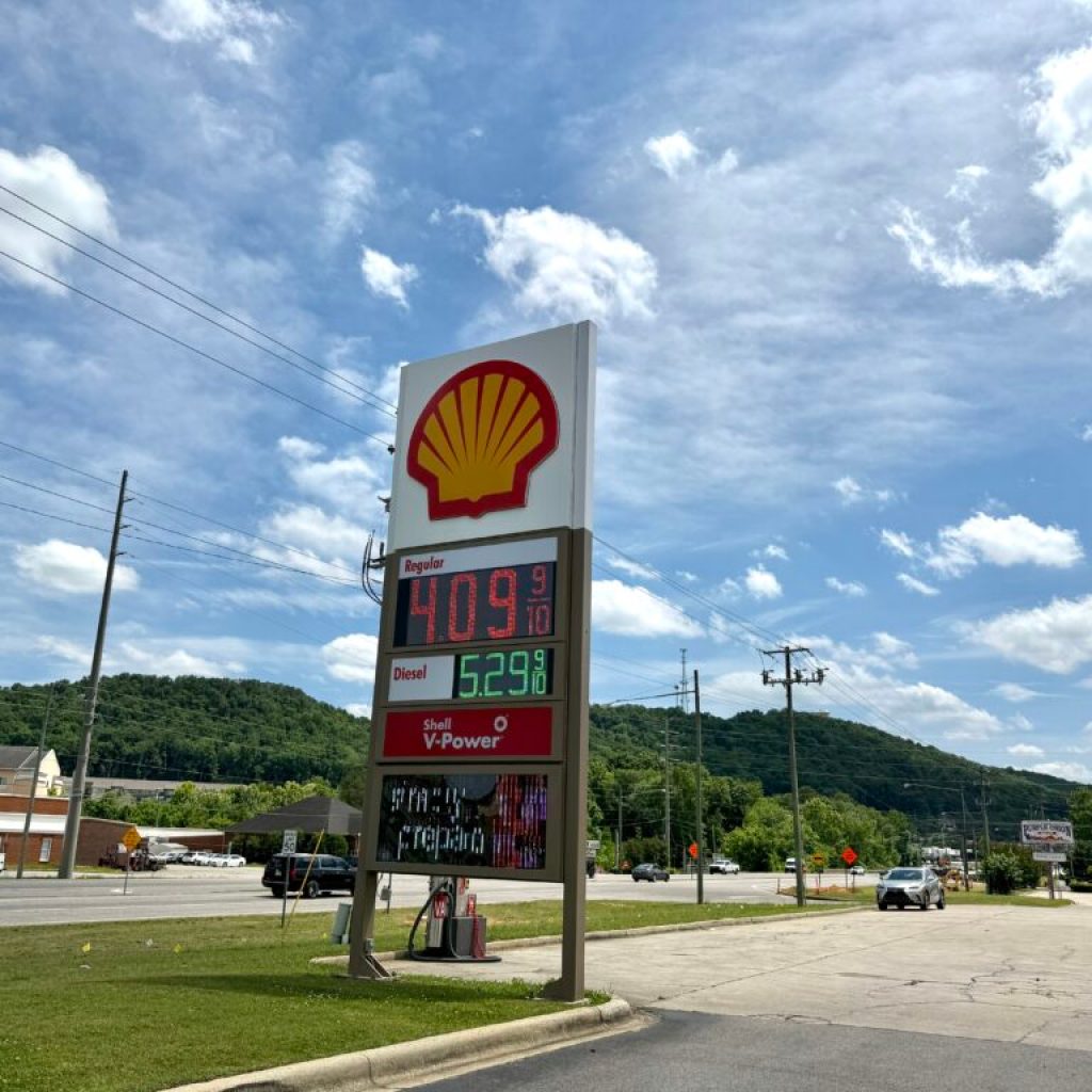 Alabama gas prices surge over per gallon for the first time since 2022 Alabama gas prices surge over per gallon for the first time since 2022