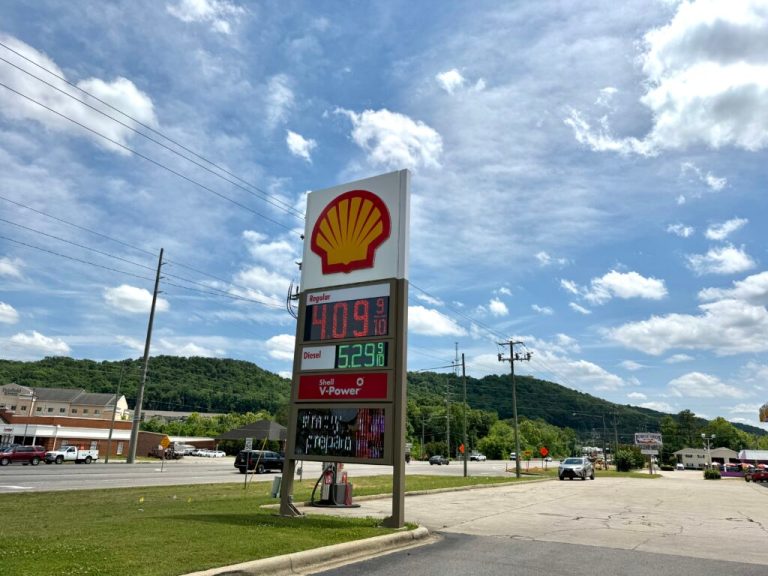 Alabama gas prices surge over per gallon for the first time since 2022 Alabama gas prices surge over per gallon for the first time since 2022
