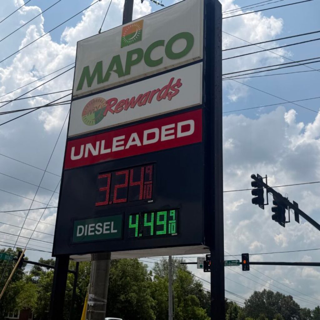 Gas prices continue to drop ahead of Fourth of July weekend Gas prices continue to drop ahead of Fourth of July weekend