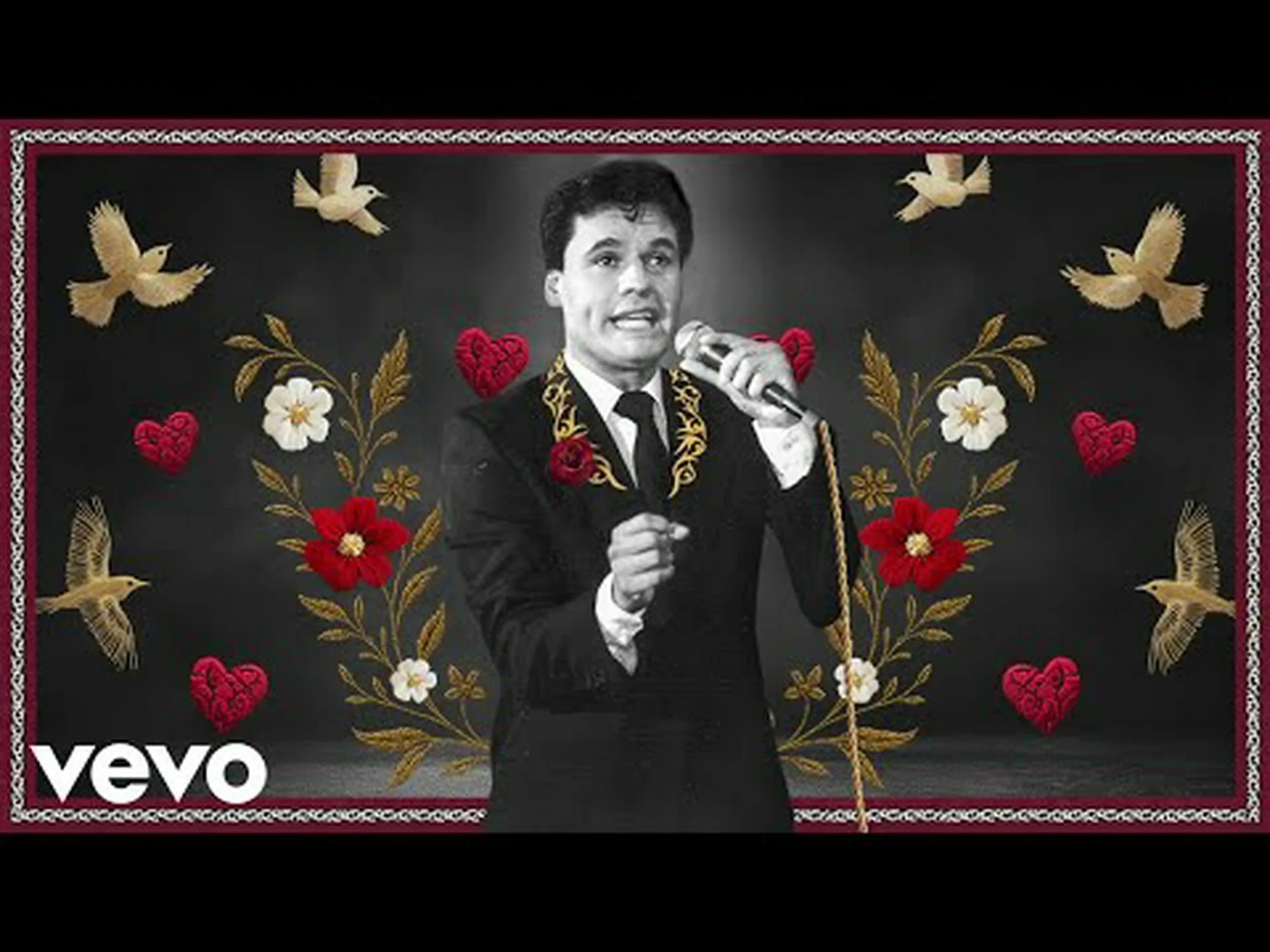 Juan Gabriel returns with an unpublished model of an already vintage theme Juan Gabriel returns with an unpublished model of an already vintage theme