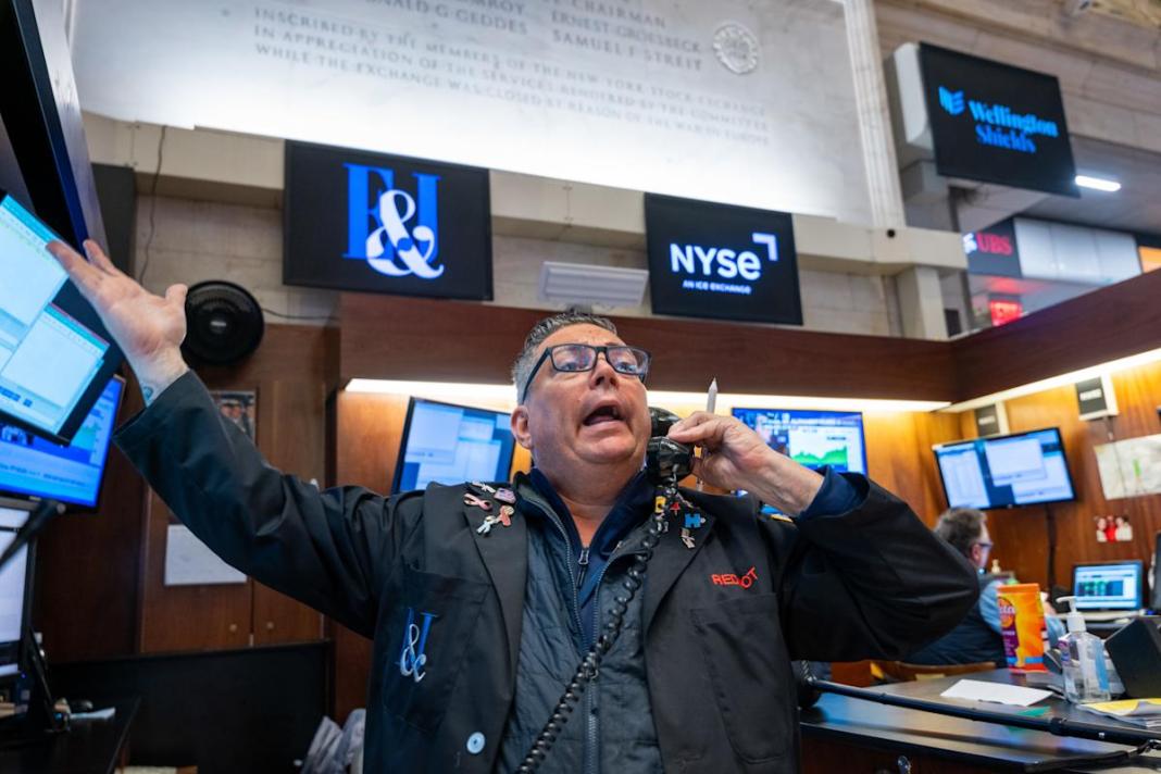 Dow Surges Above 40,000, Leads Weekly Gains as Stocks Rebound from Tech Sell-Off