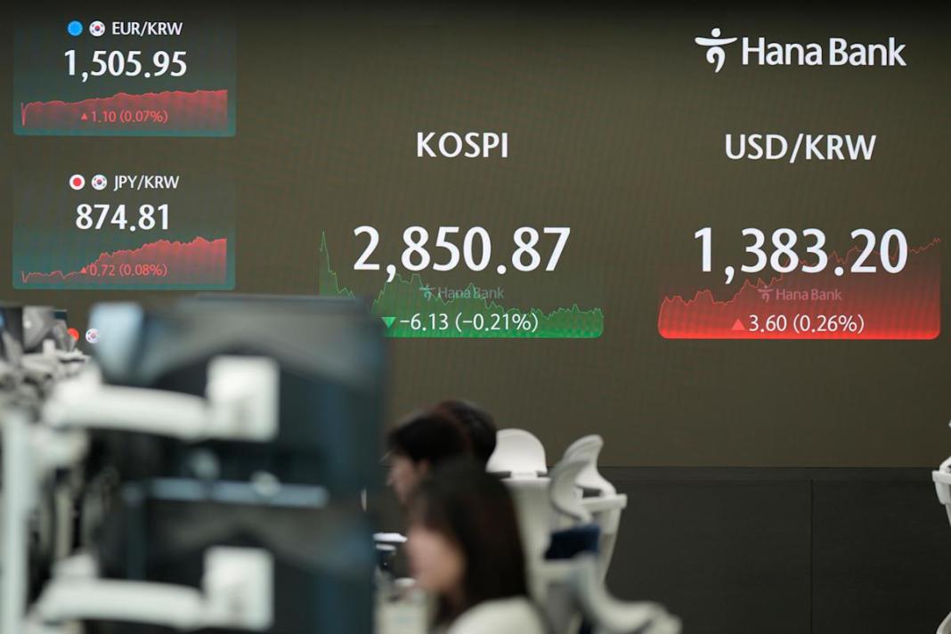 Asian markets show a mixed response as China reveals 4.7% growth in last quarter