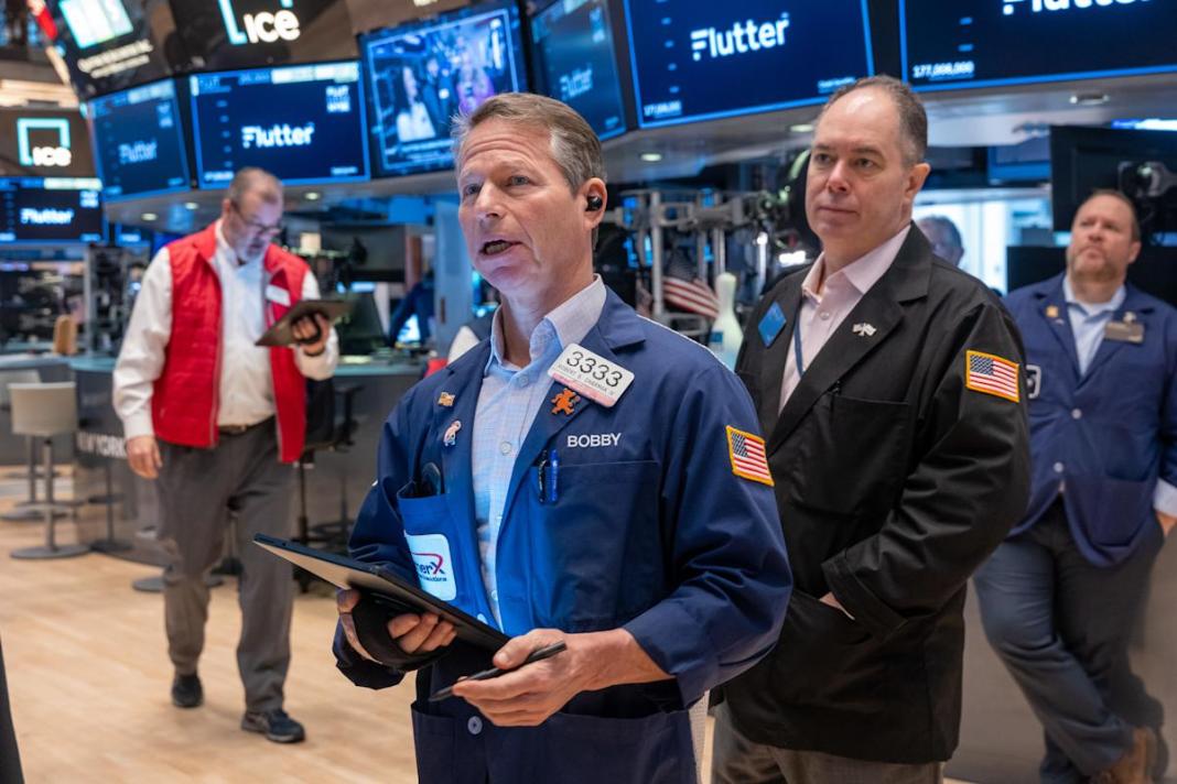 US futures remain steady before significant week on Wall Street