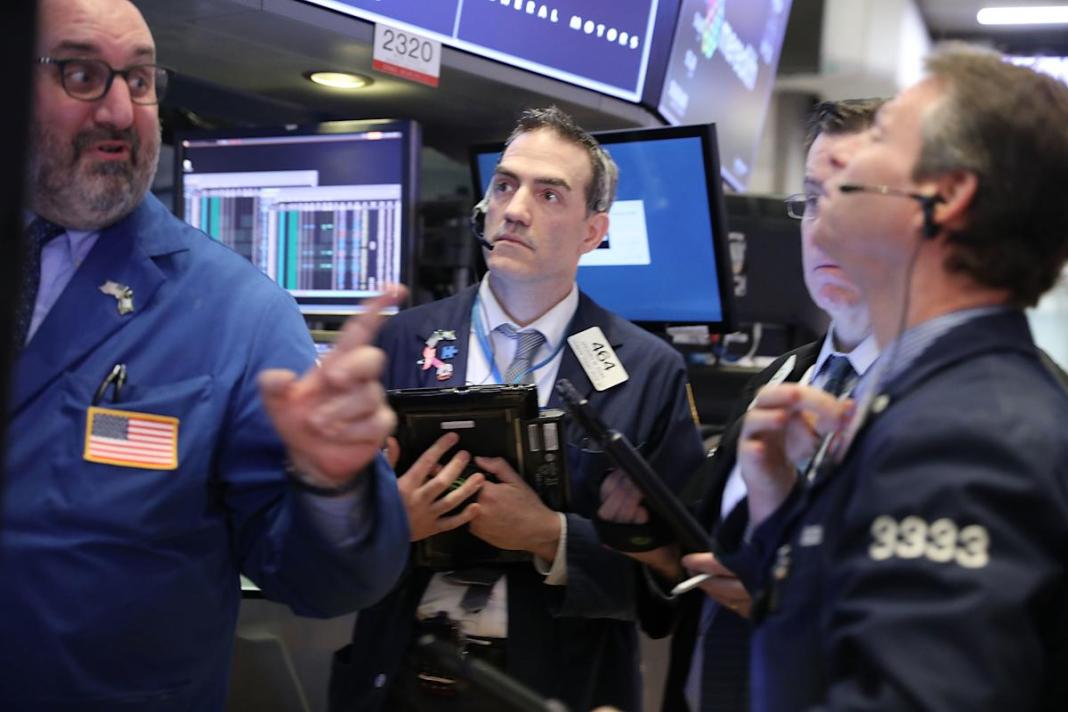 Stock market plunges: Dow drops 500 points, Nasdaq falls amid ongoing tech sell-off