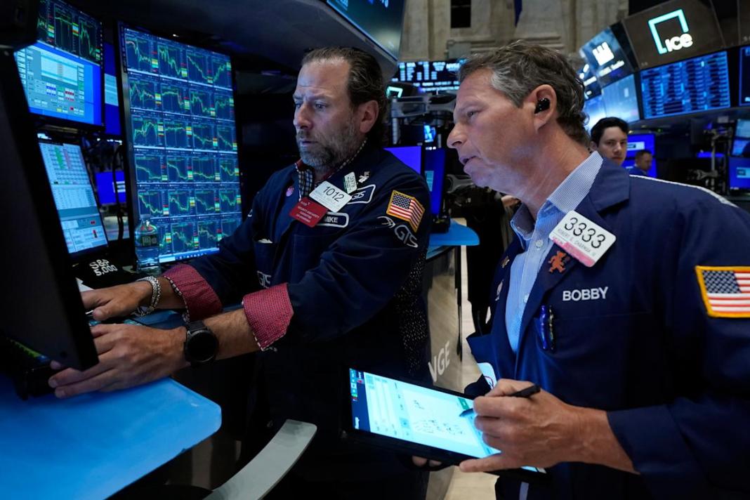 Wall Street closes with mixed results following new signs of economic slowdown