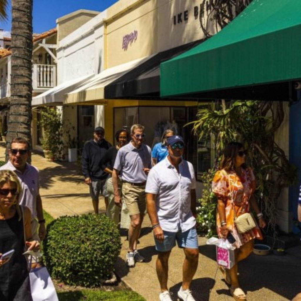 Warning lights flash for US consumer strength as credit defaults rise Warning lights flash for US consumer strength as credit defaults rise