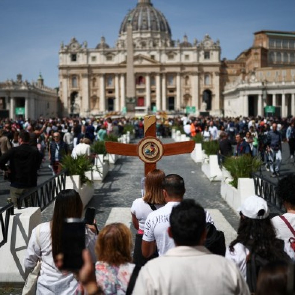 How does the Catholic Church choose its new leader? How does the Catholic Church choose its new leader?