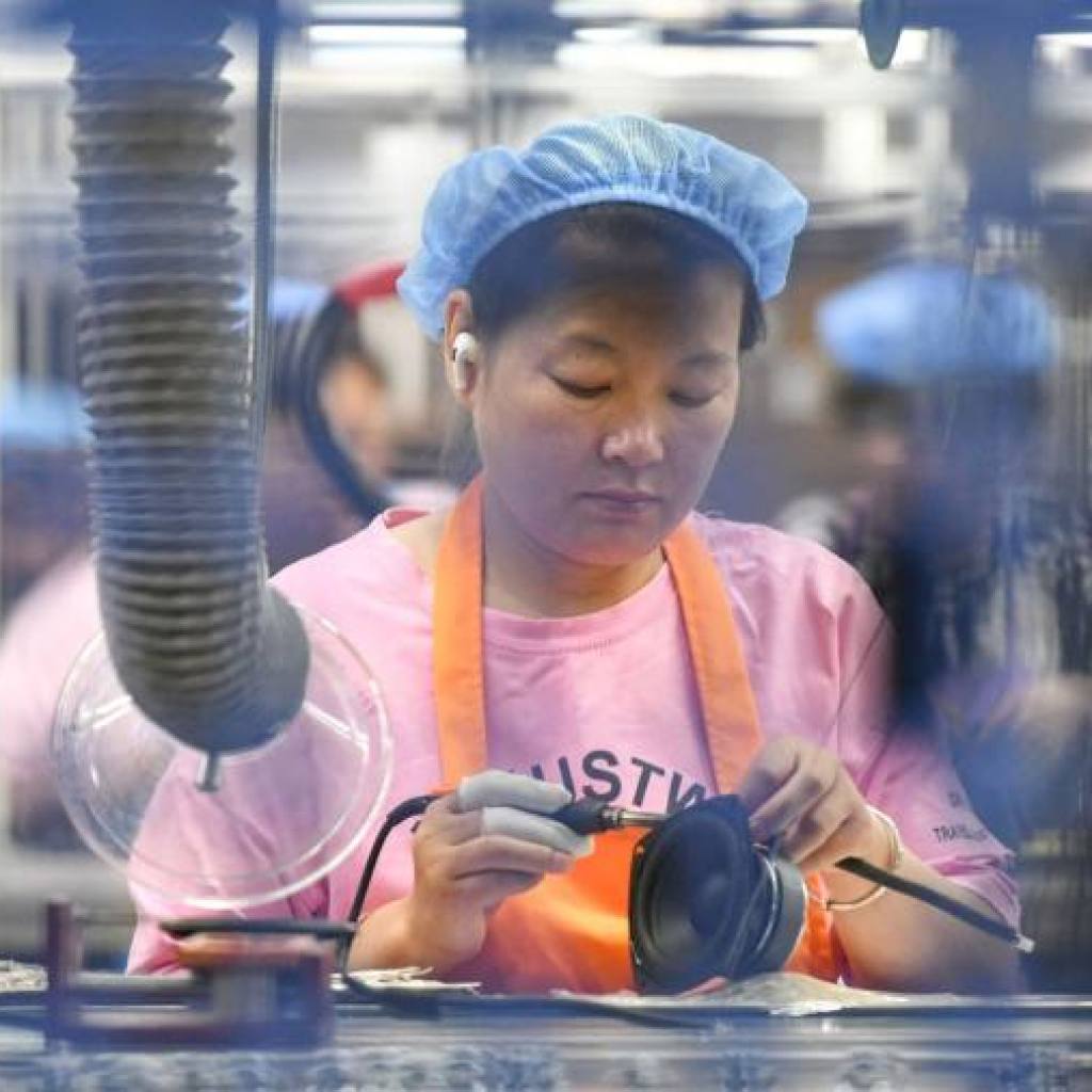 Weak China manufacturing data adds to pressure on economy Weak China manufacturing data adds to pressure on economy