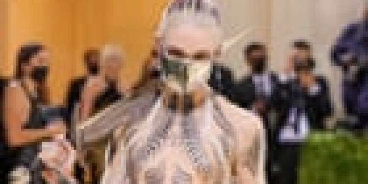 Grimes kviečia žmones panaudoti jos balsą AI dainose Grimes kviečia žmones panaudoti jos balsą AI dainose