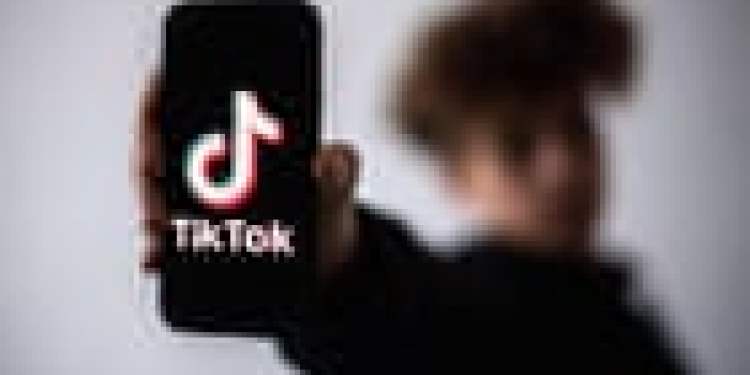 Paaugliai daug labiau linkę patikėti internetiniais sąmokslais nei suaugusieji – studijuoti Paaugliai daug labiau linkę patikėti internetiniais sąmokslais nei suaugusieji – studijuoti