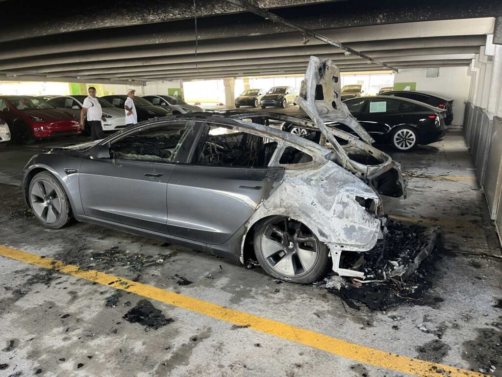 El incendio de Tesla cierra el tráfico El incendio de Tesla cierra el tráfico