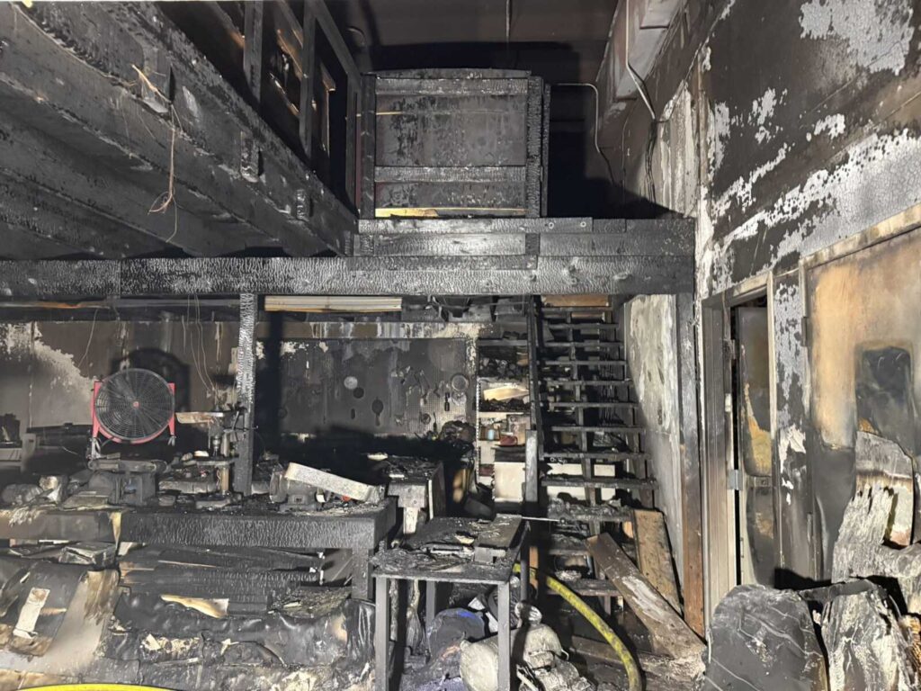 Incendio causado por mal funcionamiento de maquinaria envía a un trabajador al hospital, responden 65 bomberos Incendio causado por mal funcionamiento de maquinaria envía a un trabajador al hospital, responden 65 bomberos