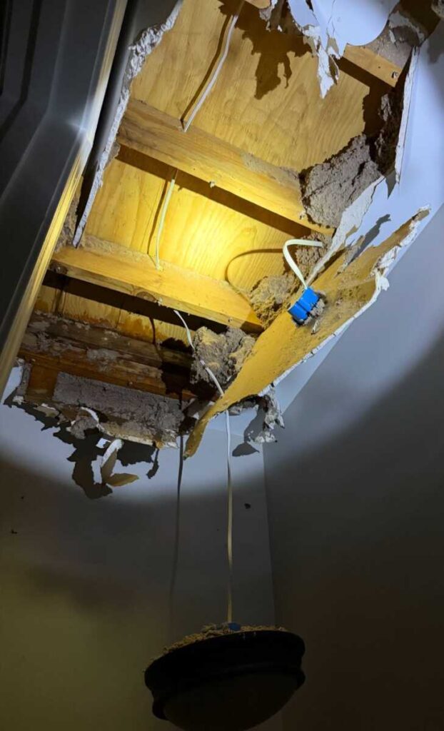 Un rayo provoca un incendio en un ático y desplaza a una familia Un rayo provoca un incendio en un ático y desplaza a una familia