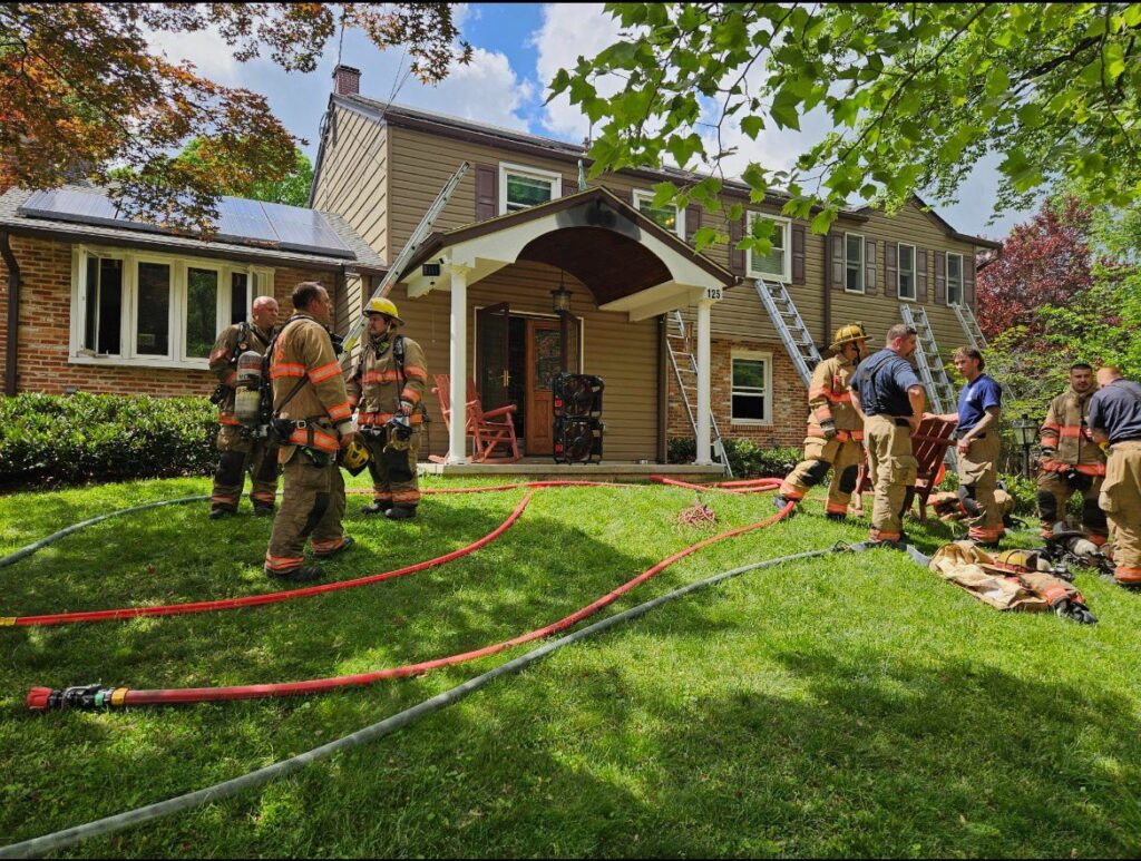 Los bomberos rescatan a un adulto y a un perro de un incendio en una casa Los bomberos rescatan a un adulto y a un perro de un incendio en una casa