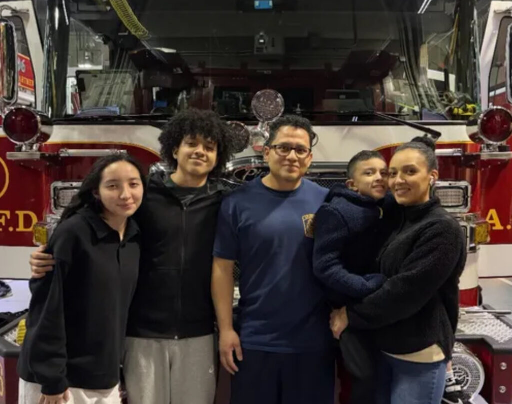 Un bombero pierde su casa en un incendio, pero garantiza la seguridad de los vecinos golpeando su puerta durante el incendio. Un bombero pierde su casa en un incendio, pero garantiza la seguridad de los vecinos golpeando su puerta durante el incendio.