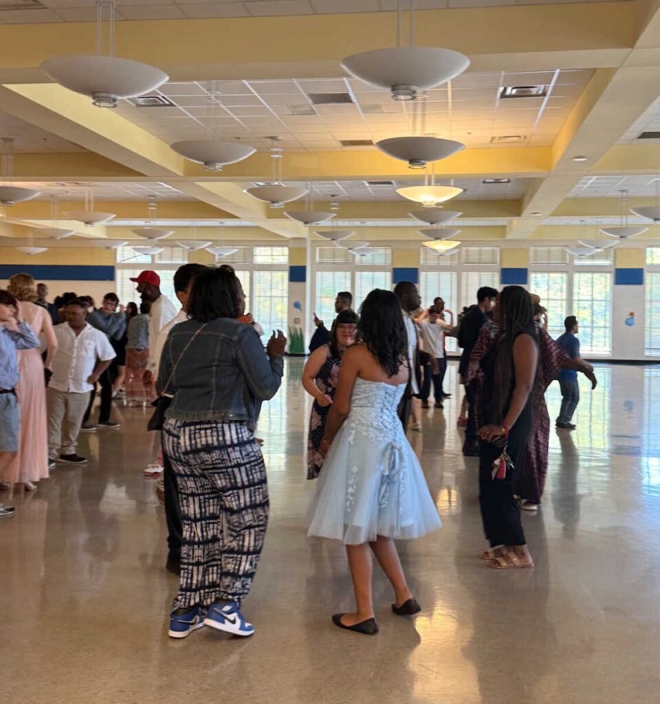 La escuela secundaria de Gaithersburg organiza el baile de graduación inclusivo de ALO "Bajo el mar" La escuela secundaria de Gaithersburg organiza el baile de graduación inclusivo de ALO "Bajo el mar"