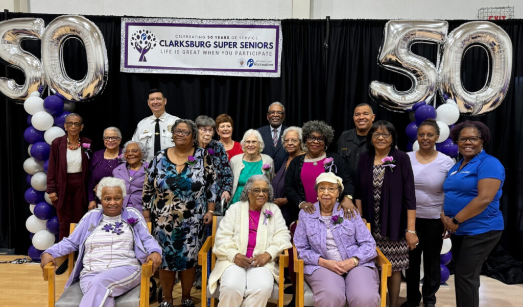 Los Super Seniors de Clarksburg celebran su 50.º aniversario Los Super Seniors de Clarksburg celebran su 50.º aniversario