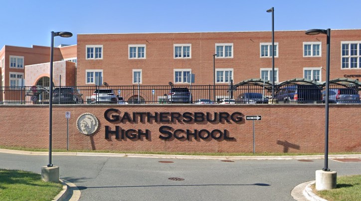 Arrestan a un joven de 15 años en la escuela secundaria de Gaithersburg por posesión de una pistola cargada Arrestan a un joven de 15 años en la escuela secundaria de Gaithersburg por posesión de una pistola cargada