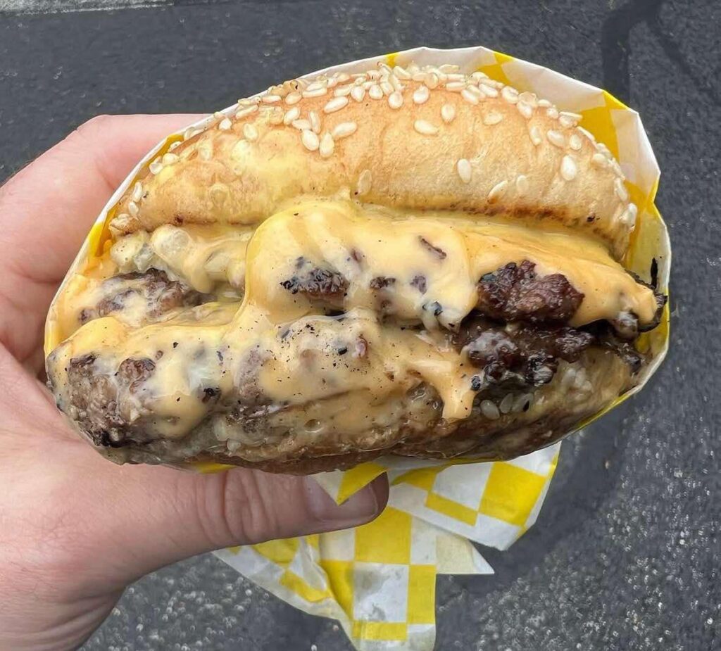 El creador de la “Hamburguesa n.° 1 del DMV” del Washington Post comparte tres de sus hamburguesas favoritas de la zona El creador de la “Hamburguesa n.° 1 del DMV” del Washington Post comparte tres de sus hamburguesas favoritas de la zona