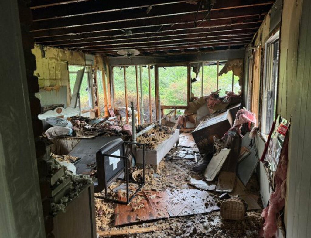 Actualización: Aproximadamente 45 bomberos responden a un incendio en una casa, con daños por aproximadamente 0,000 Actualización: Aproximadamente 45 bomberos responden a un incendio en una casa, con daños por aproximadamente 0,000