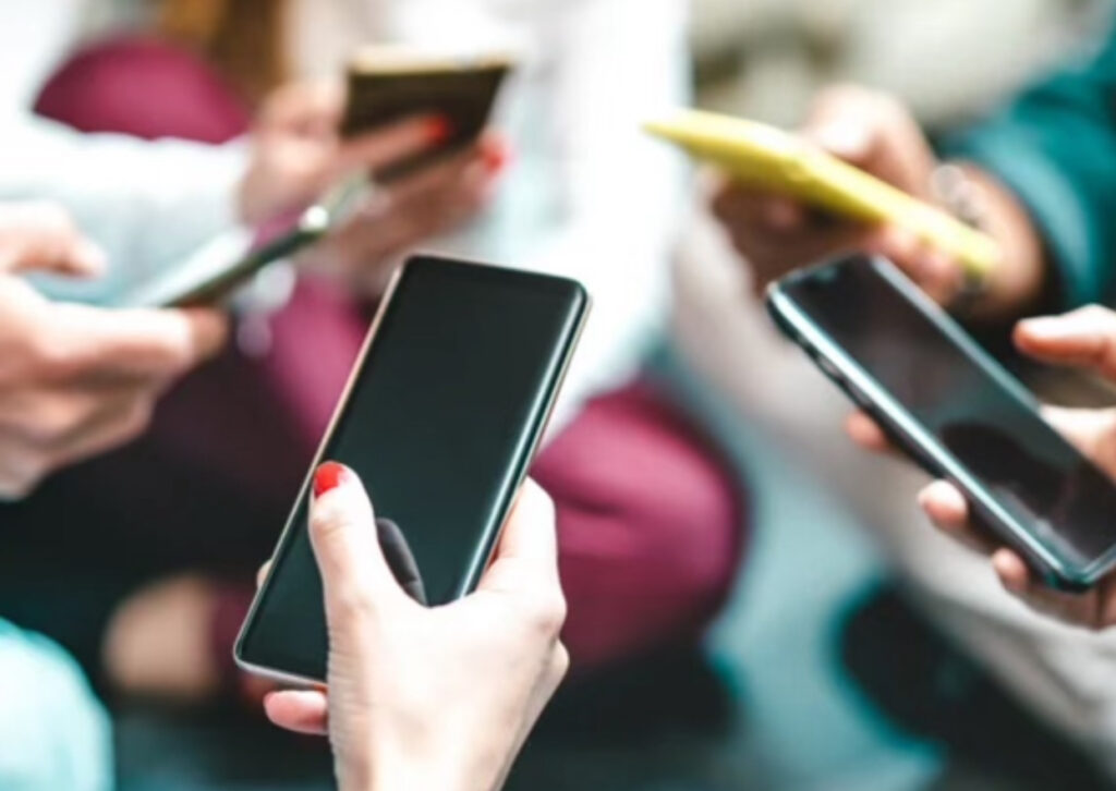 La nueva política sobre teléfonos celulares entrará en vigor a principios del año escolar 2025/2026 La nueva política sobre teléfonos celulares entrará en vigor a principios del año escolar 2025/2026