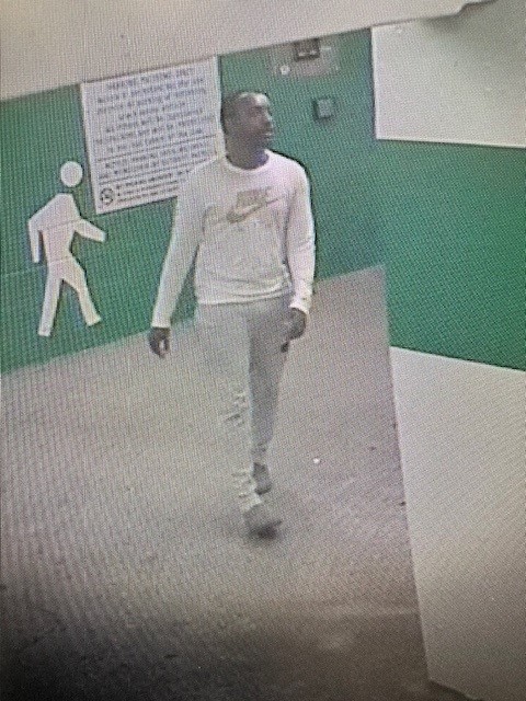 La policía busca la ayuda del público para identificar a un hombre que murió tras saltar de un estacionamiento. La policía busca la ayuda del público para identificar a un hombre que murió tras saltar de un estacionamiento.