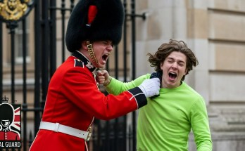 When Royal Guards Break Character with Other People! When Royal Guards Break Character with Other People!