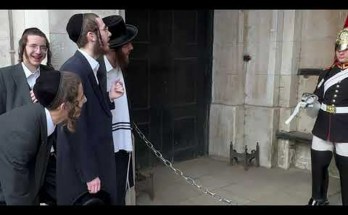 Group of Tourists Mocking the Kings Guard for more than 10 minutes! Group of Tourists Mocking the Kings Guard for more than 10 minutes!