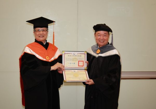 玉山金控創辦人黃永仁 獲頒臺北大學名譽管理博士學位 玉山金控創辦人黃永仁 獲頒臺北大學名譽管理博士學位