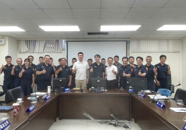 警察節前最溫暖的禮物 企業捐贈健身器材為警注入新動力 警察節前最溫暖的禮物 企業捐贈健身器材為警注入新動力