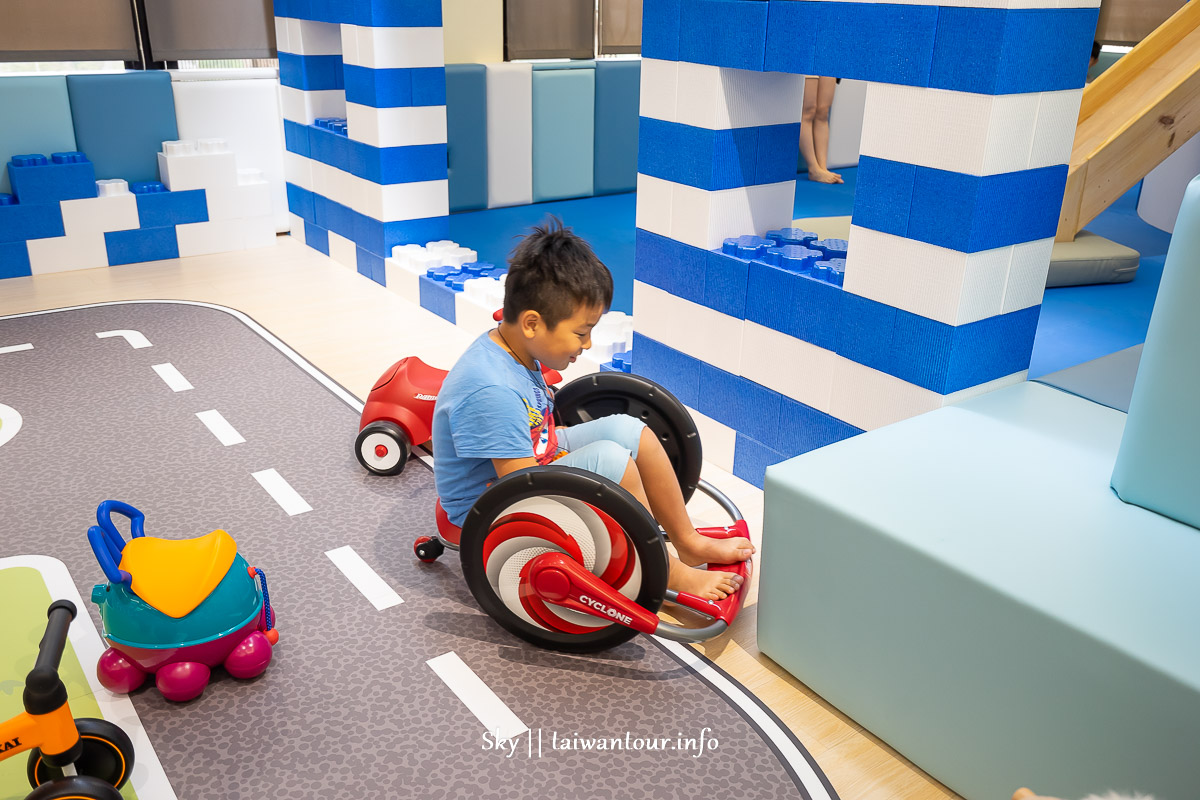 台中住宿推薦【水雲端旗艦概念旅館】游泳池.親子遊戲房.溜滑梯.KTV 台中住宿推薦【水雲端旗艦概念旅館】游泳池.親子遊戲房.溜滑梯.KTV