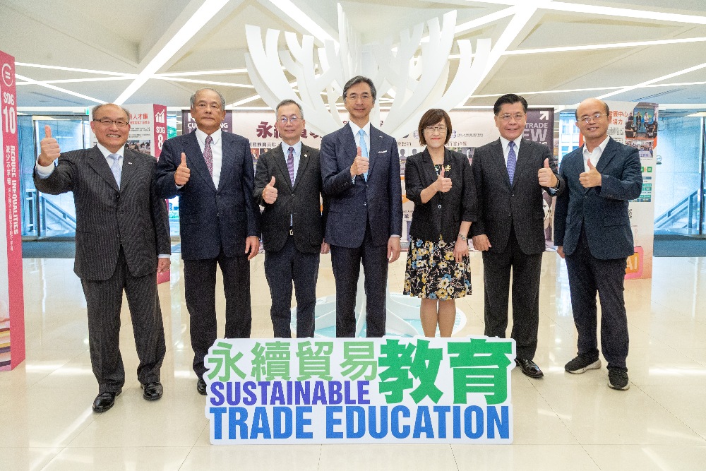 IEAT啟動人才教育新引擎 培育具數位力、永續力及國際力 新世代貿易人才 1 ▲IEAT黃教漳理事長(中)、經濟部國際貿易署胡啟娟副署長(右三)、前駐新加坡代表梁國新大使(右二)、致理科技大學黃博怡副校長(右一)、政治大學李蔡彥校長(左三)、前駐越南代表黃志鵬大使(左二)、IEAT黃文榮秘書長(左一)等長官貴賓參觀《永續貿易教育成果展》。