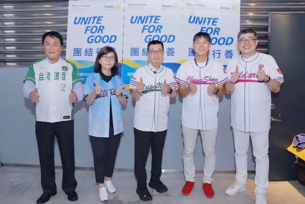 國際扶輪3521家庭日席捲台北大巨蛋 三千人團結行善 為世界年會暖身 為地球注入希望 1 ▲(左一)台灣菸酒總經理 賴煥宗、(左二)富邦育樂總經理 陳昭如、(左三)3521地區總監 林振邦、(左四)台北中山扶輪社社長 朱易凡、(左五)多分區連和例會主委 郭江文。