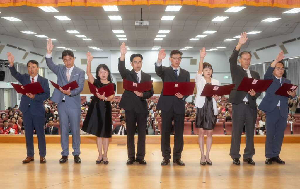 竹市中小學校長3榮退、8就職 邱臣遠:共同接棒領航,承擔育才重任 2 114073031