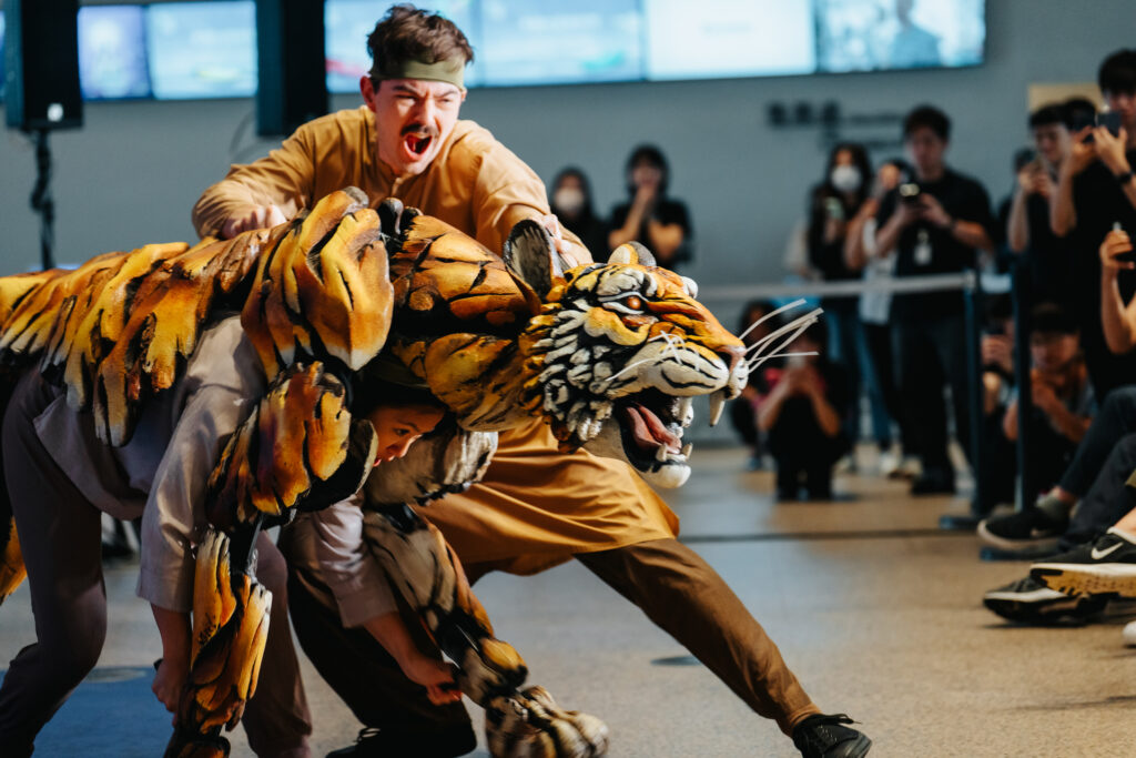 《少年Pi的奇幻漂流》舞台劇 7/31-8/3臺中歌劇院盛大開演 2 2025夏日放/FUN時光—《少年PI的奇幻漂流》 3名操偶師示範操偶,突然一聲虎嘯逼真地嚇壞眾人©臺中國家歌劇院,攝影:林峻永