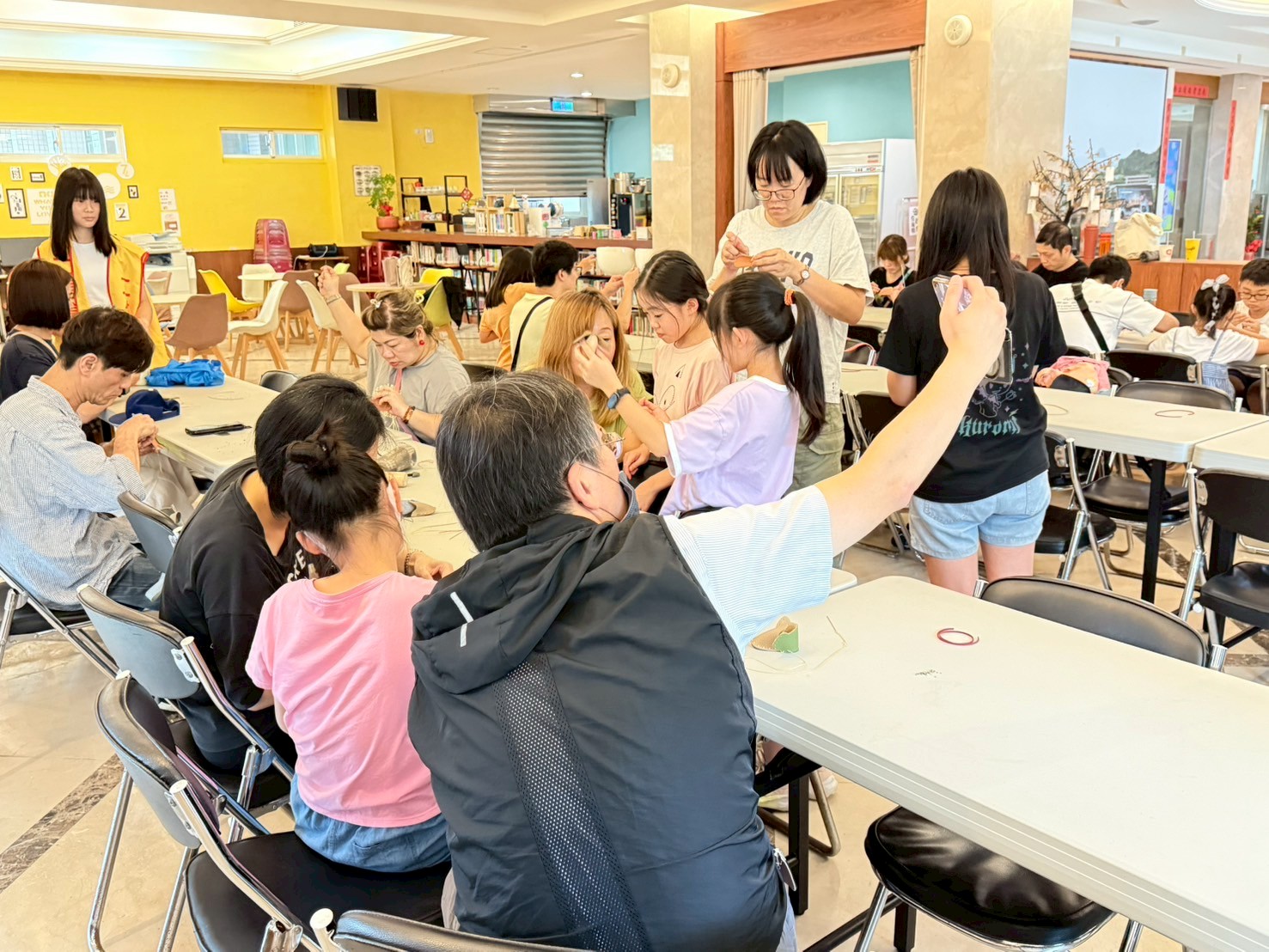 二信高中舉辦親子鞋作 活化圖書館空間設備促進社區共享 8 LINE ALBUM 1140720二信高中親子鞋作 250720 2